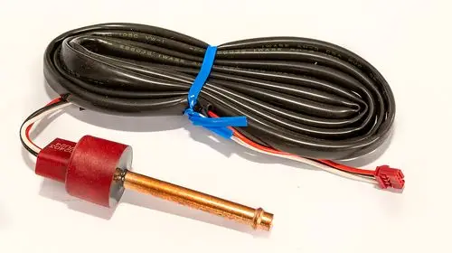 Daikin Drucksensor für Kältekreislauf, ausgestattet mit einem Kupferrohr und Kabeln. Der Sensor ist in roter und schwarzer Farbe gehalten, mit einer blauen Markierung zur Kabelführung.